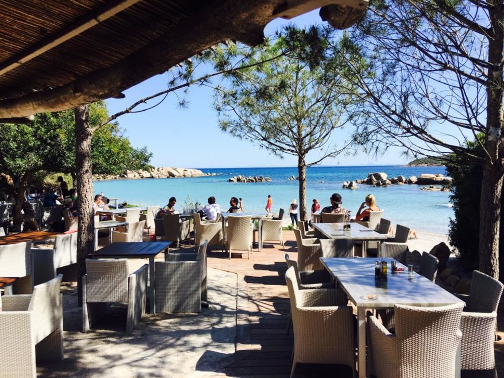 Plage de Santa Giulia - Plage abritée bordée de restaurants - Live Love